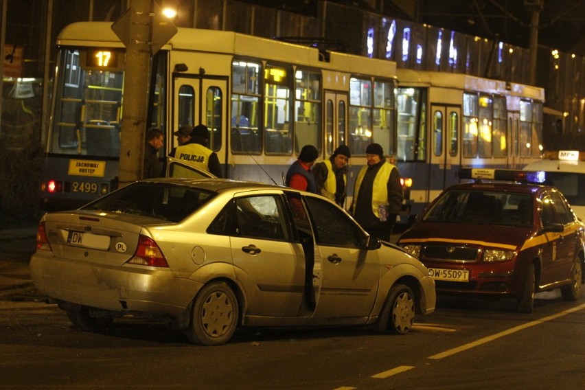 Wrocław: Samochód wjechał pod tramwaj na al. Karkonoskiej (ZDJĘCIA)