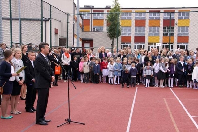 Szkoła Podstawowa nr 2 w Czarnej Białostockiej ma pieniądze na szatnie, ale remontu nie udało się rozpocząć. Na zdjęciu: Początek roku szkolnego 2013/2014.