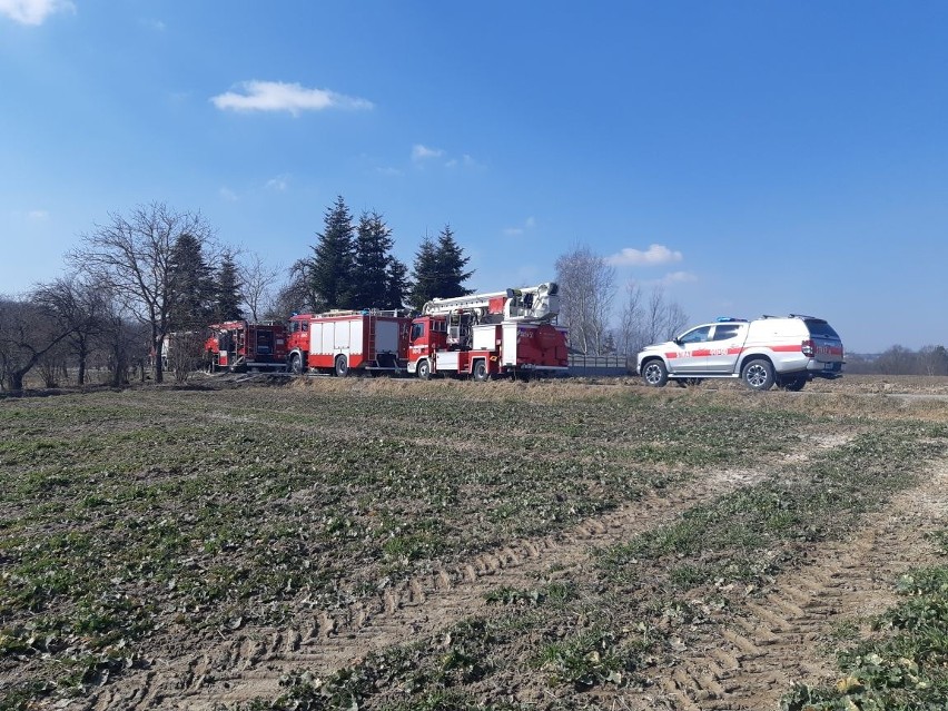Pożar w Mydłowie w gminie Iwaniska. Ludzie stracili dach nad głową. Zobaczcie zdjęcia 