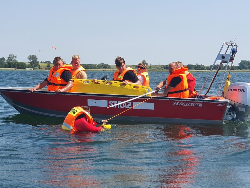Widowiskowe ćwiczenia strażaków na jeziorze Miedwie