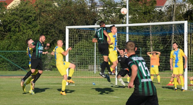 W czwartoligowym meczu Nida Pińczów -przegrała ze Starem Starachowice 1:2 (1:1).TS 1946 Nida Pińczów - Star Starachowice 1:2 (1:1)Bramki: Karol Stępnik 45 z karnego - Kacper Błaszczyk 18, Karol Kopeć 83.Nida: Zyguła - Zygan, Ciacia, Szafraniec, Garula - Kempkiewicz (53. Wijas), Madej (84. Buczak), Krzak, Jagodzki, Gajda (75. Trojan) - Stępnik.Star: Dziułka - Kosztowniak, Błaszczyk, Nowocień, Śmigielski - Kopeć, Błażejewski (68. Hamera), F. Anduła (90+1 Płatek), Gołyski (90+3 Markiewicz), Fabjański - Marzec (58. D. Anduła).-Byliśmy zespołem lepszym. Do przerwy powinniśmy prowadzić dwoma bramkami, ale błąd przy wybijaniu piłki, nastrzelona ręka i rzut karny wprowadziły trochę zamieszania. Daliśmy sobie wyrwać trochę z tego meczu i po przerwie musieliśmy odrabiać straty. Zespól stanął na wysokości zadania. Grał solidnie, stwarzał sytuacje. Cierpliwość przyniosła skutek w postaci bramki Karola Kopcia. Jestem zadowolony z gry i z wyniku, nie ustrzegliśmy się błędów, ale piłka nożna to gra błędów. Im mniej ich popełnimy, tym wynik bardziej korzystny i tak też było w tym spotkaniu - powiedział Arkadiusz Bilski, trener Staru.-Do 35 minuty nie bardzo byliśmy na boisku. W ostatnich 10 minutach pierwszej połowy mieliśmy dwie sytuacje. Przy stanie 1:1 Stępnik był sam na sam, ale piłka przeszła obok słupka. Kontra przeciwnika, Zyguła wybił piłkę przed siebie i Kopeć z kilku metrów skierował ją do siatki. Będziemy szukać punktów w następnym meczu, bo druga połowa pokazała, że przynajmniej punkt w tym spotkaniu mogliśmy zdobyć - podsumował Artur Jagodziński, trener Nidy.Szczegóły na kolejnych slajdach.Dorota Kułaga, Agata Chrobot