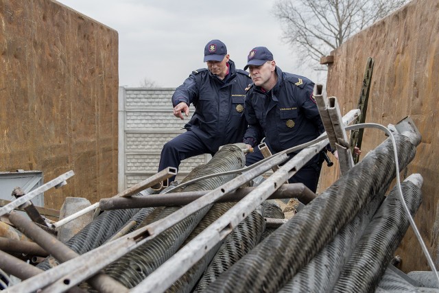 Na jednym ze skupów złomu w Skoczowie (powiat cieszyński) funkcjonariusze SOK odkryli element sieci trakcyjnej