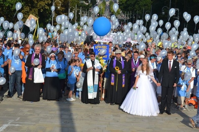 Zaopatrzeni w balony, ubrani niemal jednakowo, na czele z siostrami medycznymi, księżmi, a także świeżo zaślubionymi małżonkami: Arturem i Marzeną weszli szydłowieccy pielgrzymi na Jasna Górę.