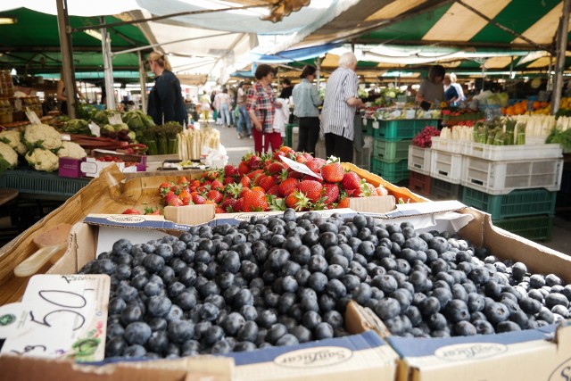 Zajrzeliśmy na stragany. Oto ceny warzyw i owoców na rynku Jeżyckim w Poznaniu w środę, 11 maja. Sprawdź, ile zapłacisz za poszczególne produkty --->>>