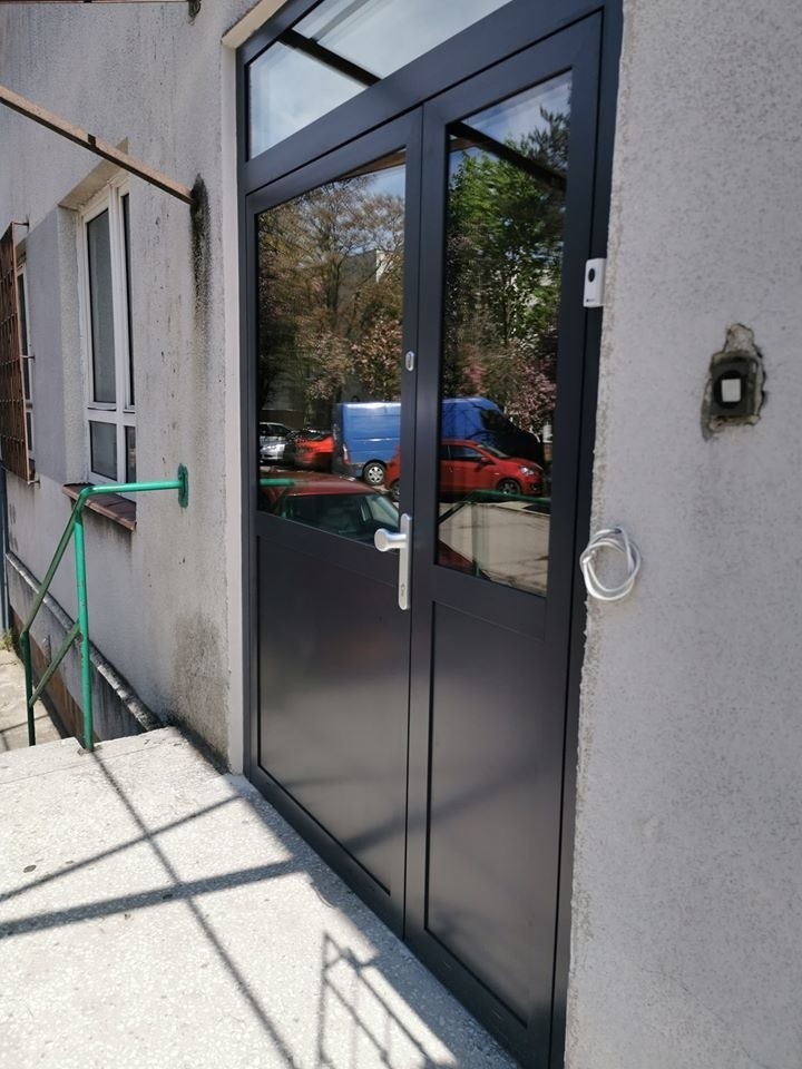 Pabianice Koronawirus. W szpitalu w Pabianicach zamontowano nowe drzwi. Zdarzają się pacjenci z podejrzeniem koronawirusa