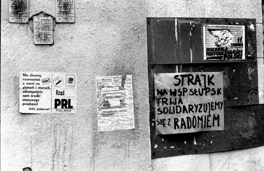 Plakaty i odezwy na murze siedziby „Solidarności” w Słupsku.