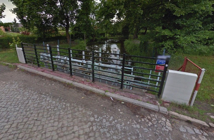 Zapora wodna na Rudniczance, przy moście na ul. Wojciecha...