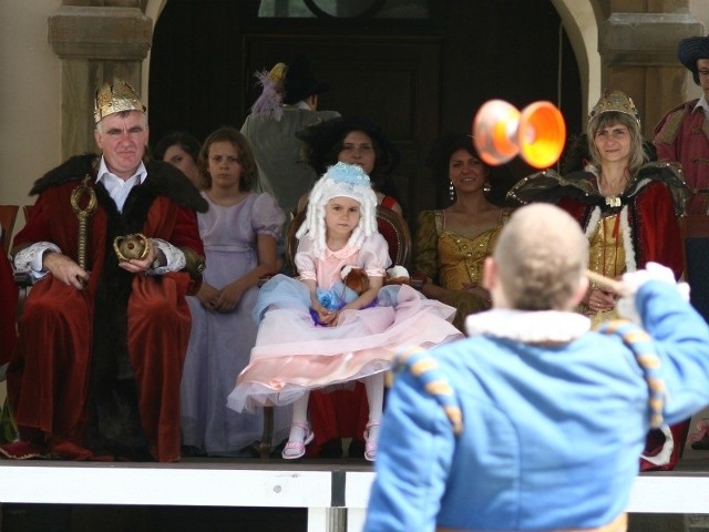 2008 rok - Małgosia z Tarnowca &#8211; księżniczka.Marzenie dziewczynki spełniło się w dniu jej szóstych urodzin. Na zamku w Krasiczynie została księżniczką. Była przejażdżka prawdziwym powozem, królewskie stroje, występy ziejących ogniem kuglarzy, oraz lokaje, pokojówka, nadworny artysta, łucznicy i rycerze. Po spacerze na zamkowym dziedzińcu powitały ją uroczyste fanfary. Dziewczynka podziwiała przygotowane dla niej występy siedząc na tronie w towarzystwie królewskiej pary. Dostała tez urodzinowy tort, a iluzjonista wyczarował dla niej bukiet kwiatów.