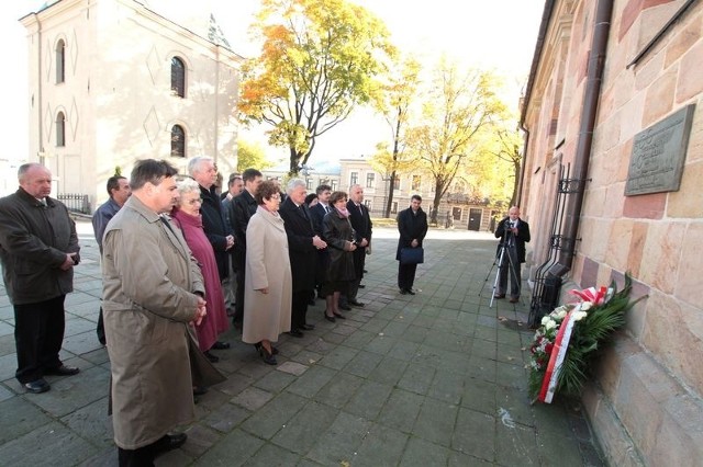 Po mszy świętej w kieleckiej katedrze w 6 miesięcy  po tragedii w Smoleńsku działacze Prawa i Sprawiedliwości złożyli wieniec pod tablicą upamiętniającą posła Przemysława Gosiewskiego