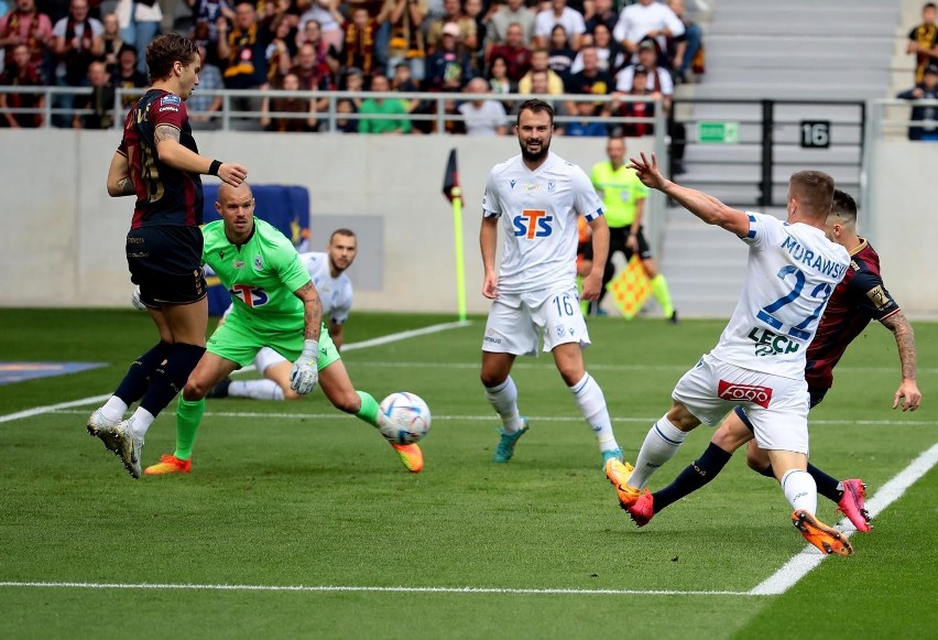 Barry Douglas zabrał Lechowi Poznań ważne trzy punkty. Kolejorz remisuje z Pogonią Szczecin 2:2 i podtrzymuje serię meczów bez porażki