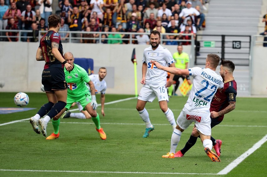 Barry Douglas zabrał Lechowi Poznań ważne trzy punkty. Kolejorz remisuje z Pogonią Szczecin 2:2 i podtrzymuje serię meczów bez porażki