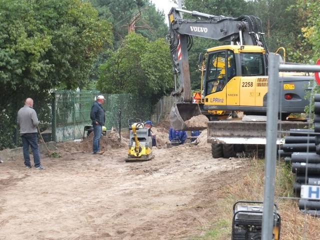 W Brzeźcach budowana jest sieć kanalizacyjna, ekipy pracują w kilku różnych miejscach.