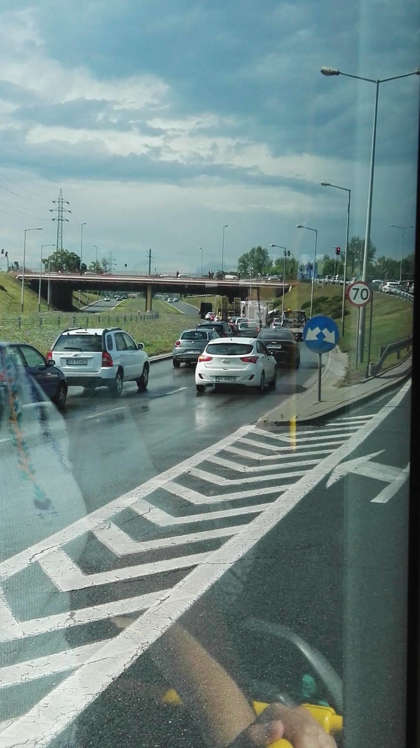 Wypadek na ul. Nowohuckiej w Krakowie. Samochód wpadł w poślizg i ściął latarnię