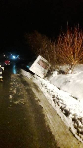 Mogilno wypadek. Bus kursowy wylądował w rowie. Osiem osób uwięzionych w środku pojazdu