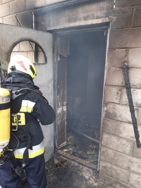 Pożar domu w Kapałowie w gminie Radoszyce. Strażacy odkryli zwęglone zwłoki. Jak doszło do tragedii?