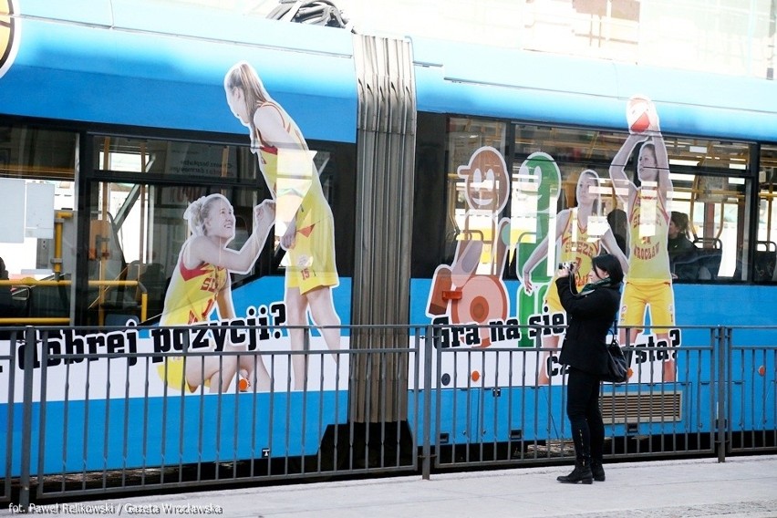 Po Wrocławiu jeździ tramwaj ze zdjęciami koszykarek Ślęzy