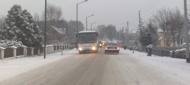 Grubą warstwa śniegu zalega na drodze wojewódzkiej Opole-Olesno.