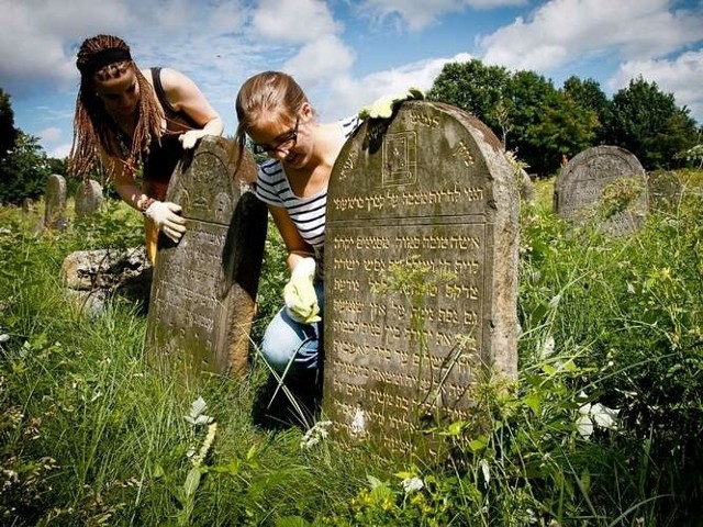 Młodzież sprząta cmentarz żydowski