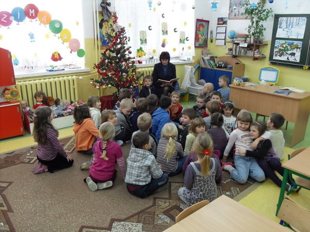 Uczniowie i nauczyciele w Publicznej Szkole Podstawowej w Przysusze włączyli się w akcję propagowania czytania książek.