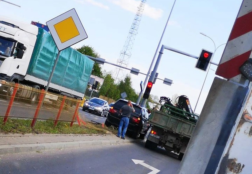 Białystok: Kolizja na obwodówce. Terenowe BMW wjechało w słup (zdjęcia)