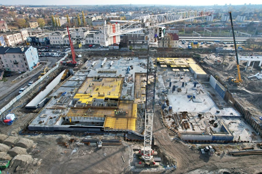 Lublin. Budowa dworca metropolitalnego weszła w kolejną fazę. Montowane są słupy podtrzymujące główną konstrukcję. Zobacz zdjęcia z drona