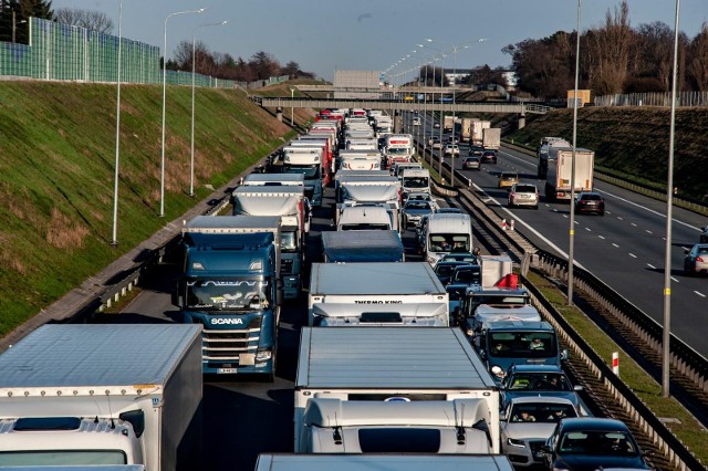 Utrudnienia na A2 pod Poznaniem! Zderzyły się trzy samochody.