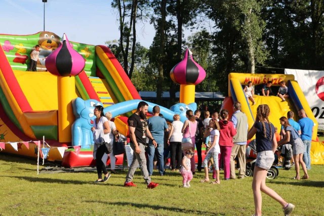 Radosne spotkanie całej załogi, różne atrakcje, jak np. zawody drukarzy biegających w sukienkach za piłką, zjeżdżalnie, trampoliny, wspólne tańce i grillowanie, ogólna biesiada – w takiej atmosferze przebiegał tegoroczny tradycyjny Dzień Drukarza, zorganizowany przez inowrocławską Drukarnię Pozkal. Prezes firmy Artur Chęsy w serdecznych słowach podziękował załodze za owocną całoroczną pracę i zaangażowanie w rozwój drukarni, która od lat cieszy się opinią jednej z najlepszych w Polsce. - We wspólnym plenerowym świętowaniu na zielonych terenach OSiR-u uczestniczyło około 500 osób – pracowników z rodzinami oraz zaproszonych, jak każdego roku emerytów – informuje Patrycja Kolber. Na zdjęciach prezentujemy nadesłane nam z tej imprezy.Info z Polski 22.06