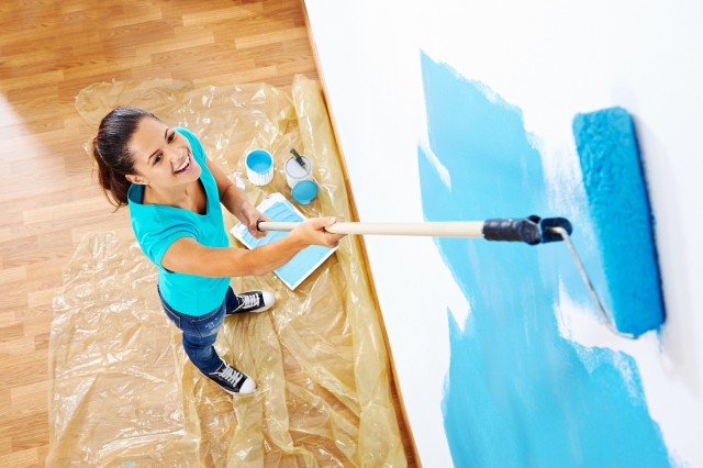 Wbrew pozorom własnoręczne pomalowanie ścian i sufitu nie musi być trudne. Wystarczy pamiętać o niezbędnych produktach i akcesoriach, a także prostych, ale skutecznych zasadach.