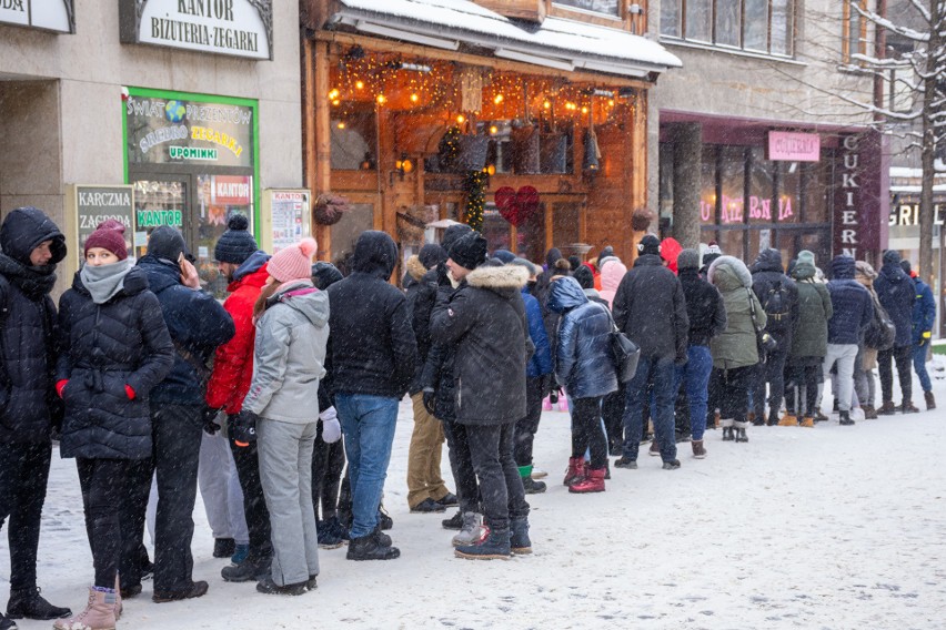 Skoki w Zakopanem. Restauracje oblężone, ale turyści muszą jeść na stojąco