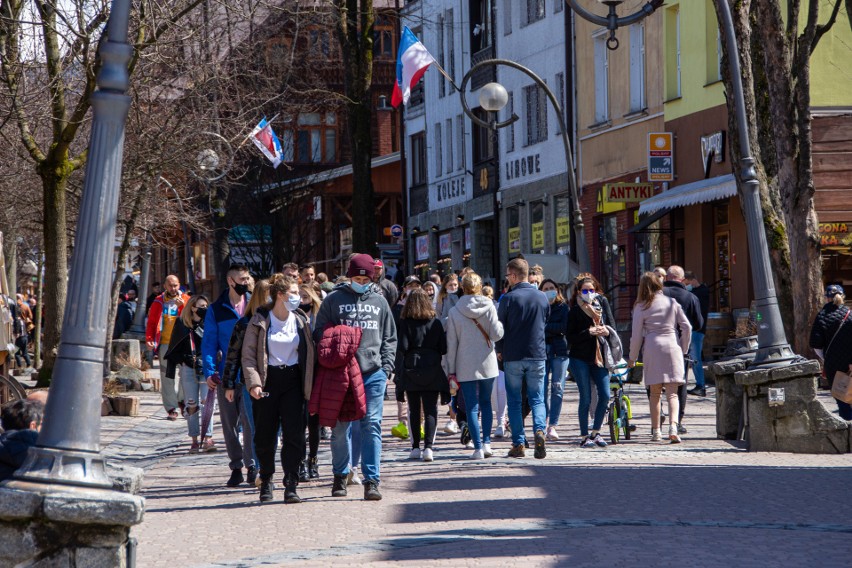 Zakopane. Biznes turystyczny w górach cierpi teraz na... brak ludzi do pracy. "Robota w tej branży stała się niepewna". Stawki rosną