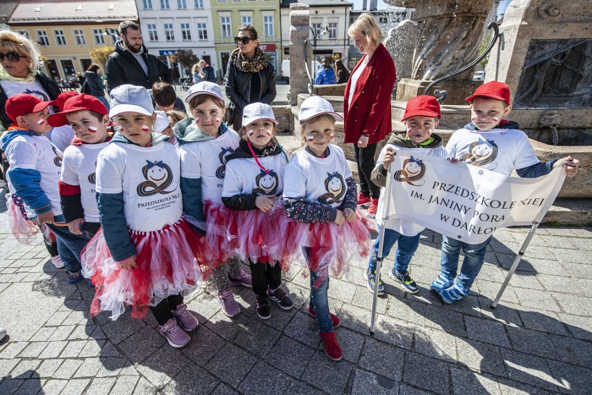 Nastroje dopisywały. Chętnych do malowania flagi nie...