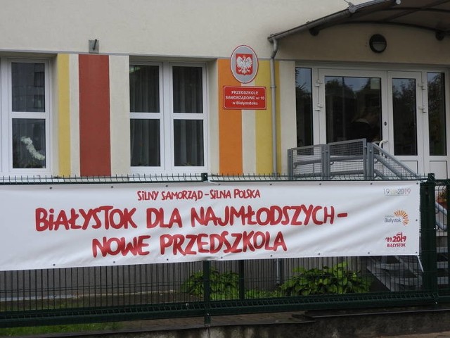 Tak wyglądają banery, które wiszą na ogrodzeniu przedszkola samorządowego nr 10 przy al. Piłsudskiego 34. Naliczyliśmy ich osiem.