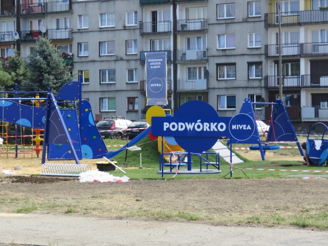Podwórko na osiedlu przy ul. P. Skargi w Piekarach ufundowane w 2015 r. Na zdjęciu jeszcze w czasie zeszłorocznych robót