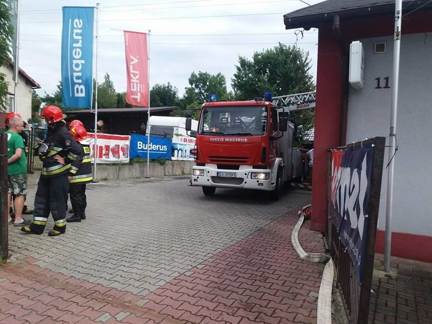 Pali się przybudówka sklepu w Jaworznie. Na miejscu jest 7 zastępów strażaków