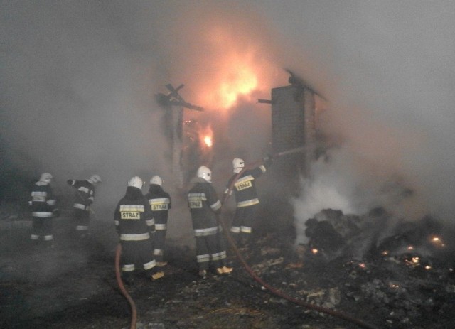 Pożar wybuchł w poniedziałek wieczorem. Paliła się stodoła w miejscowości Grozimy. Wewnątrz stał samochód osobowy oraz belowana słoma i siano.