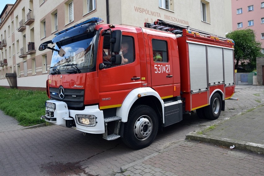 Niezwykła akcja ratunkowa w Stargardzie. Strażacy zwieźli kobietę z II piętra na podnośniku koszowym i przekazali ratownikom z pogotowia