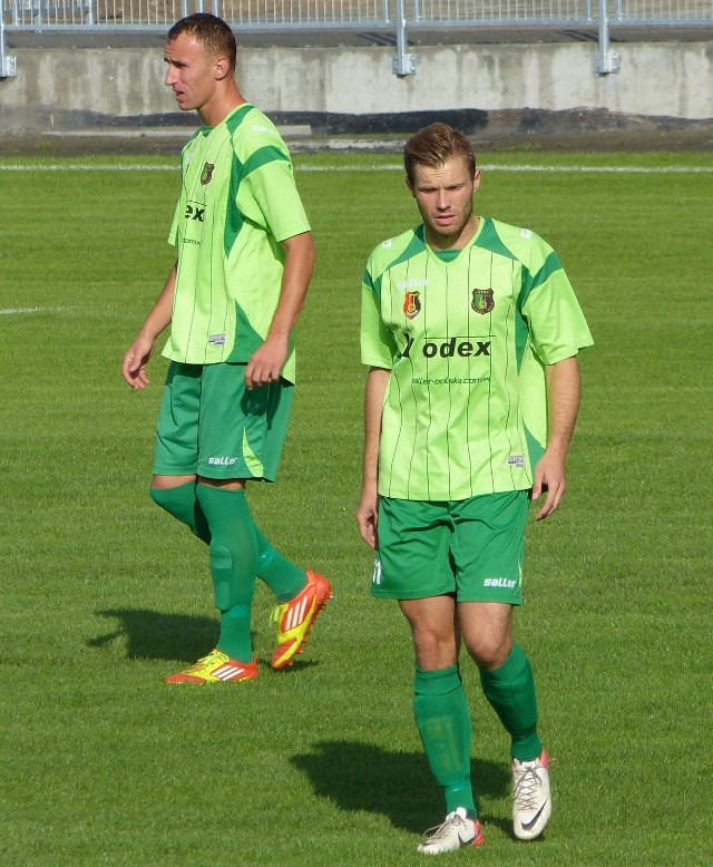 Piłkarze Stali Stalowa Wola (z prawej Adrian Bartkiewicz, obok Michał Czarny) przegrali na wyjeździe z Energetykiem ROW Rybnik.