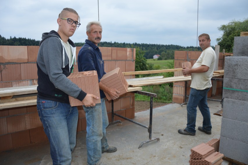 Rodzina Kmiecików aktywnie włącza się w budowę nowego domu