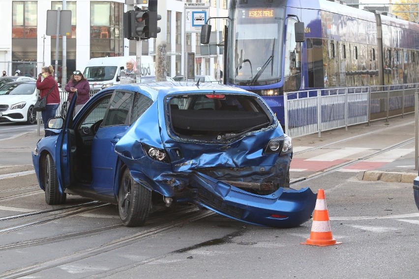 Wypadek trzech samochodów na pl. Wróblewskiego. Zablokowane torowisko 