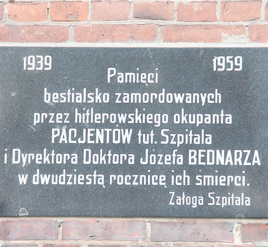 Pamiątkowa tablica na budynku głównym szpitala w Świeciu.