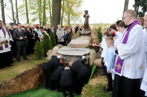 O godzinie 14 odbyły się ceremonie na cmentarzu