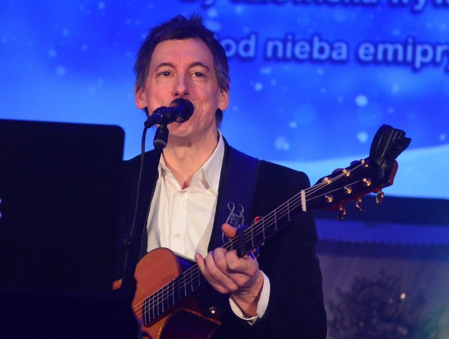 Maciej Miecznikowski zaprezentował też akustyczne wersje pieśni, na gitarę, które  spodobały się słuchaczom w Radomiu.