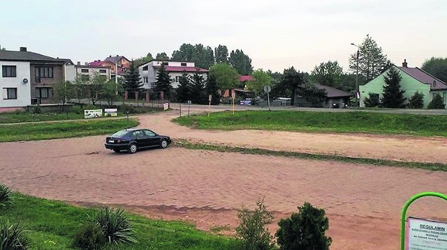 Parking przy zalewie w Jastrzębiu był zniszczony oraz mały. Dzięki dofinansowaniu z samorządu Mazowsza zwiększy się tu ilość stanowisk parkingowych o co najmniej dziesięć.