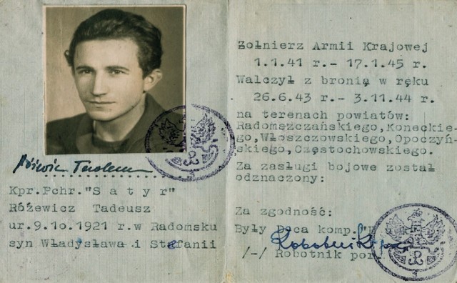 9 października 1921 w Radomsku urodził się poeta Tadeusz Różewicz, należał do pokolenia Kolumbów. Na zdjęciu akowska legitymacja Tadeusza Różewicza.
