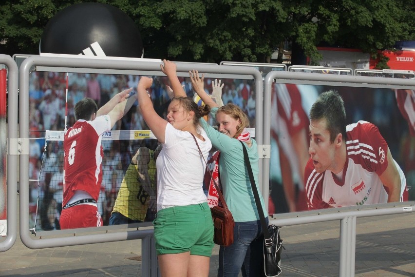 Kibice Ligi Światowej już przed katowickim Spodkiem bawili...