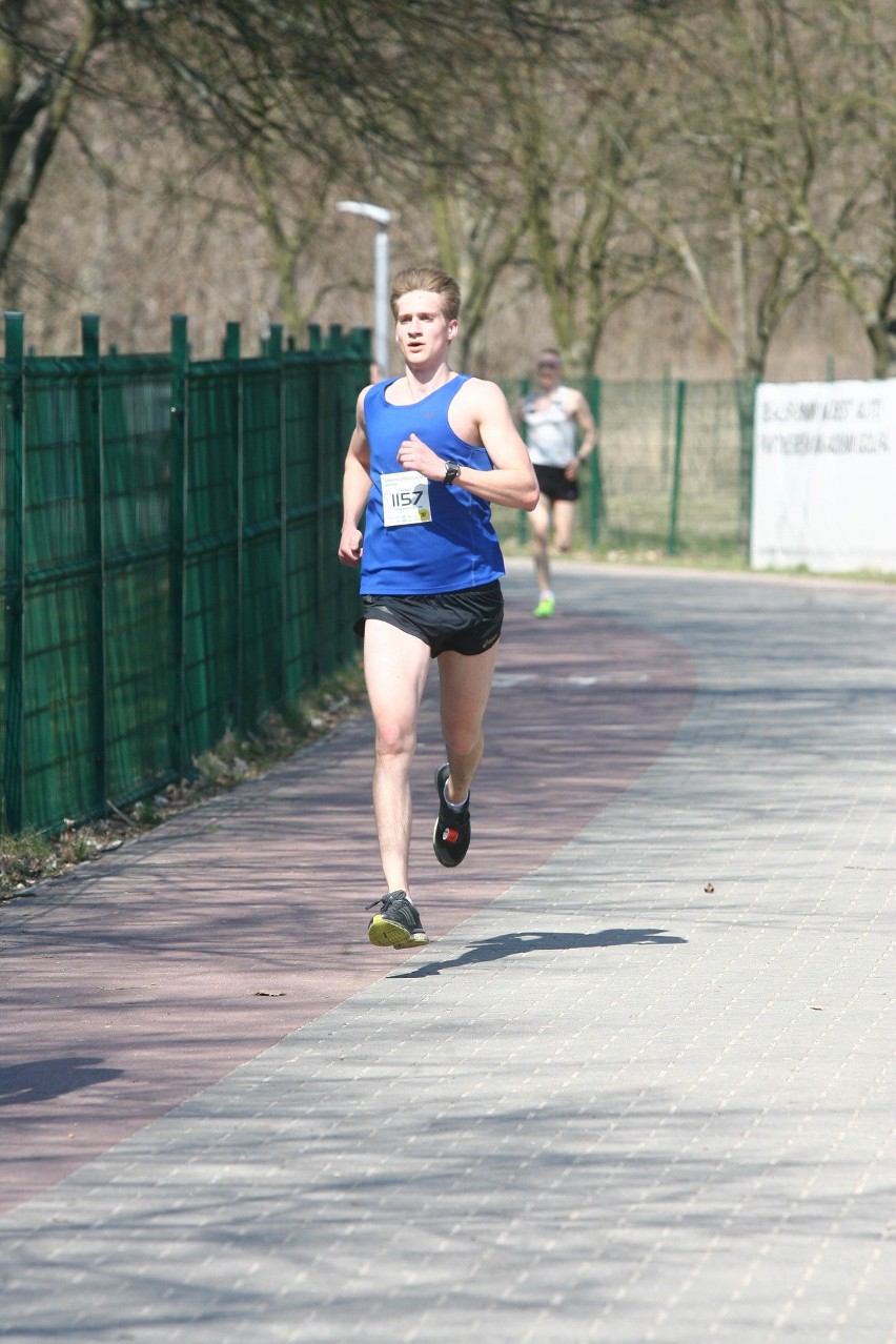 Biegli w niedzielę nad Zalewem Zemborzyckiem. To ostatni bieg z cyklu "Cztery Dychy do Maratonu" [DUŻO ZDJĘĆ]