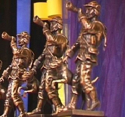 Nagrodzeni otrzymują statuetki przedstawiające myśliwego, który jest symbolem miasta.
