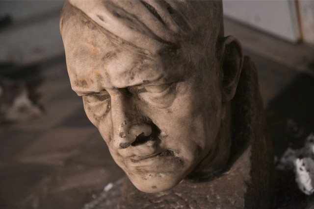 W Gdańsku odkopano marmurowe popiersie Adolfa Hitlera dłuta Josefa Thoraka  [WIDEO, ZDJĘCIA] | Dziennik Bałtycki