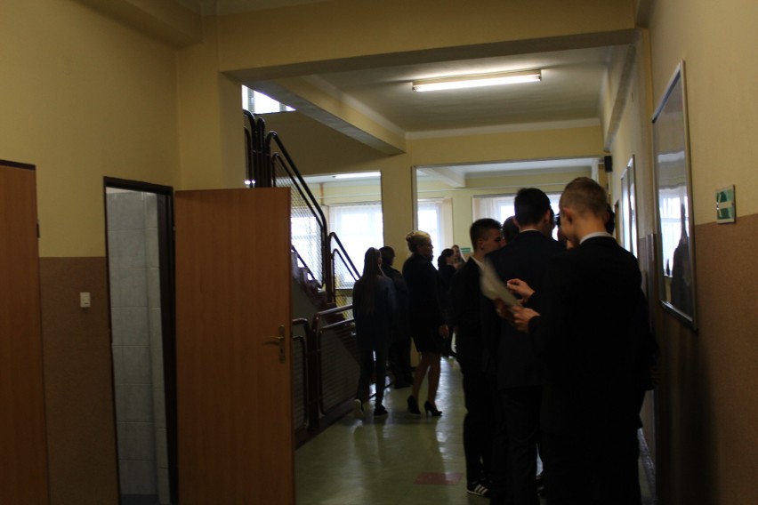 Egzamin gimnazjalny w Knurowie, uczniowie odpowiadali na pytania z WOS -u i historii