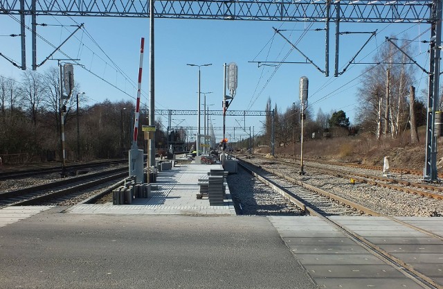 Kończone są prace przy dojściu na nowy peron kolejowy w Wąchocku.